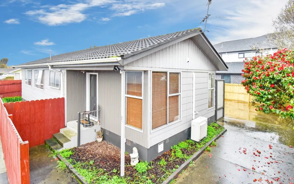 Well-presented three bedroom open plan living home leads out to large north facing sundeck for easy entertaining